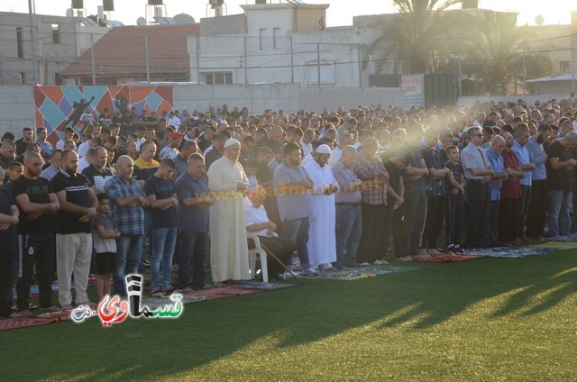  كفرقاسم - فيديو : جموع المصلين يؤدون صلاة عيد الفطر السعيد في المصلى  .. وساحة المصلى والمصلين اشتاقوا لكلمات المؤسس الشيخ عبدالله  الندية ..  